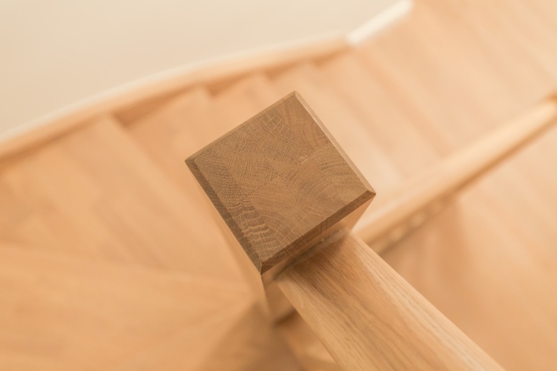 Mediniai ąžuoliniai laiptai: U forma, spalva Kriaušė 3418. Medžio stilius