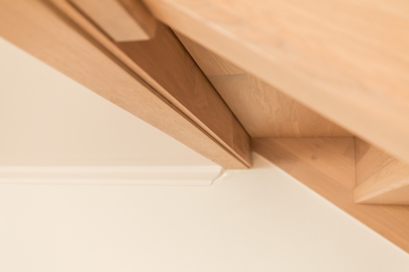 Mediniai ąžuoliniai laiptai: U forma, spalva Kriaušė 3418. Medžio stilius