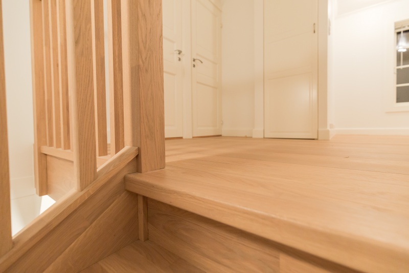 Mediniai ąžuoliniai laiptai: U forma, spalva Kriaušė 3418. Medžio stilius