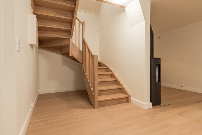 Mediniai ąžuoliniai laiptai: U forma, spalva Kriaušė 3418. Medžio stilius