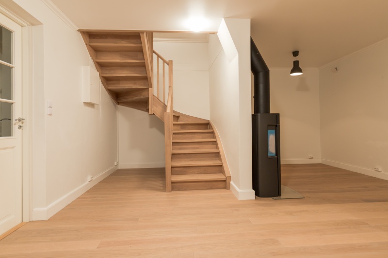 Mediniai ąžuoliniai laiptai: U forma, spalva Kriaušė 3418. Medžio stilius