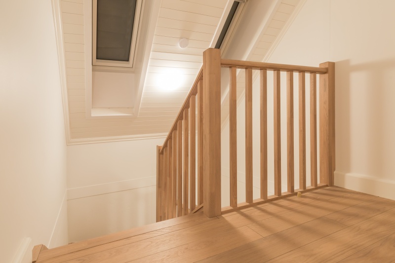 Mediniai ąžuoliniai laiptai: U forma, spalva Kriaušė 3418.