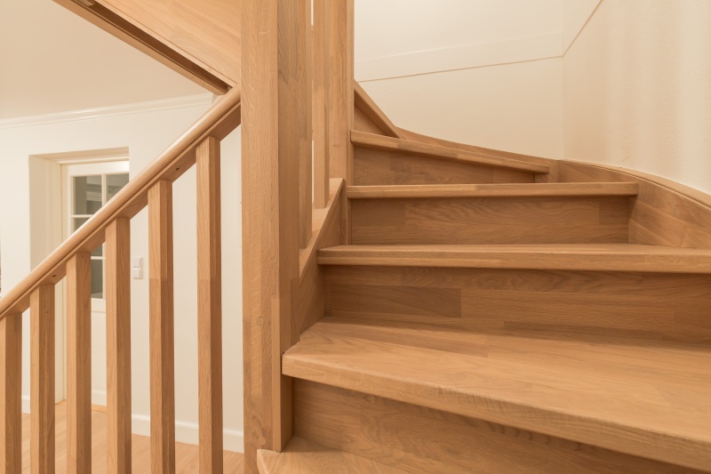 Mediniai ąžuoliniai laiptai: U forma, spalva Kriaušė 3418. Medžio stilius
