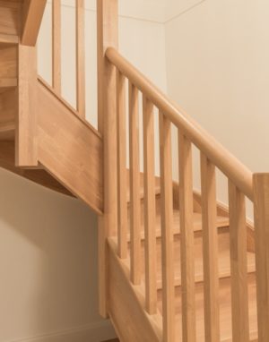 Mediniai ąžuoliniai laiptai: U forma, spalva Kriaušė 3418. Medžio stilius