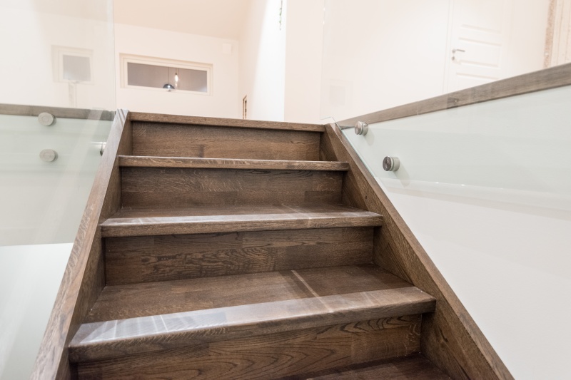 Mediniai ąžuoliniai laiptai: U forma, Juodmedis 3490 Medžio stilius