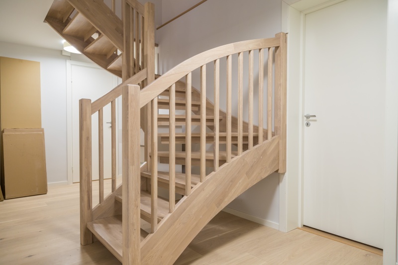 Mediniai laiptai C forma Bespalvė alyva 3305 Medžio stilius