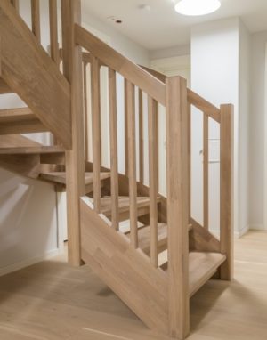 Mediniai laiptai C forma Bespalvė alyva 3305 Medžio stilius