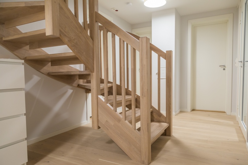 Mediniai laiptai C forma Bespalvė alyva 3305 Medžio stilius