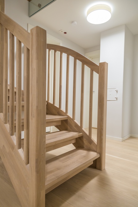 Mediniai laiptai C forma Bespalvė alyva 3305 Medžio stilius