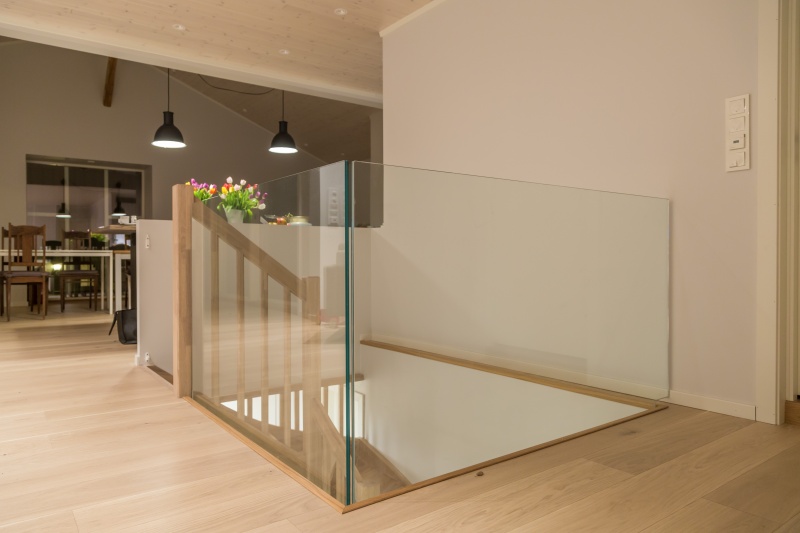 Mediniai laiptai C forma Bespalvė alyva 3305 Medžio stilius