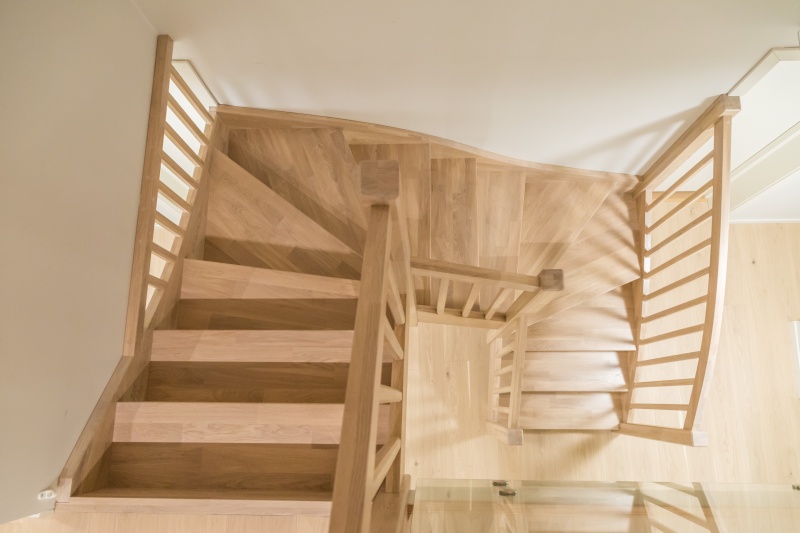 Mediniai laiptai C forma Bespalvė alyva 3305 Medžio stilius