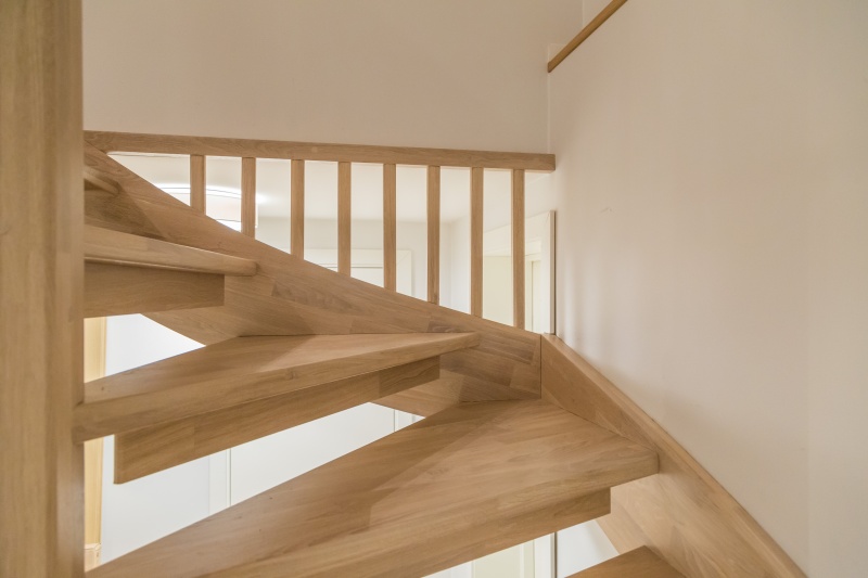 Mediniai laiptai C forma Bespalvė alyva 3305 Medžio stilius