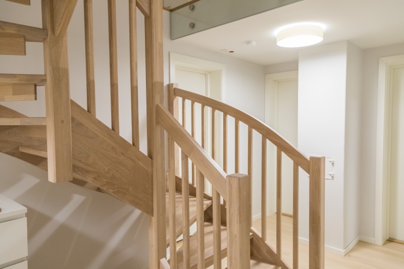 Mediniai laiptai C forma Bespalvė alyva 3305 Medžio stilius