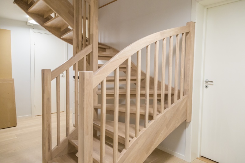 Mediniai laiptai C forma Bespalvė alyva 3305 Medžio stilius