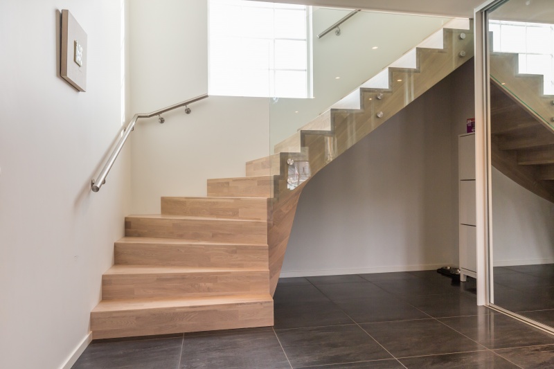 Mediniai ąžuoliniai laiptai: L forma, Balta 3408 Medžio stilius