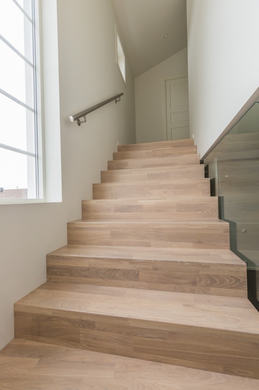 Mediniai ąžuoliniai laiptai: L forma, Balta 3408 Medžio stilius