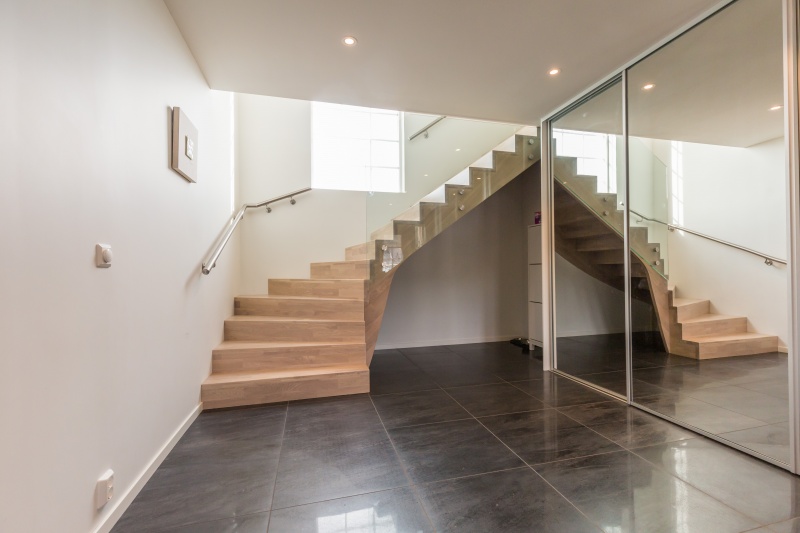 Mediniai ąžuoliniai laiptai: L forma, Balta 3408 Medžio stilius