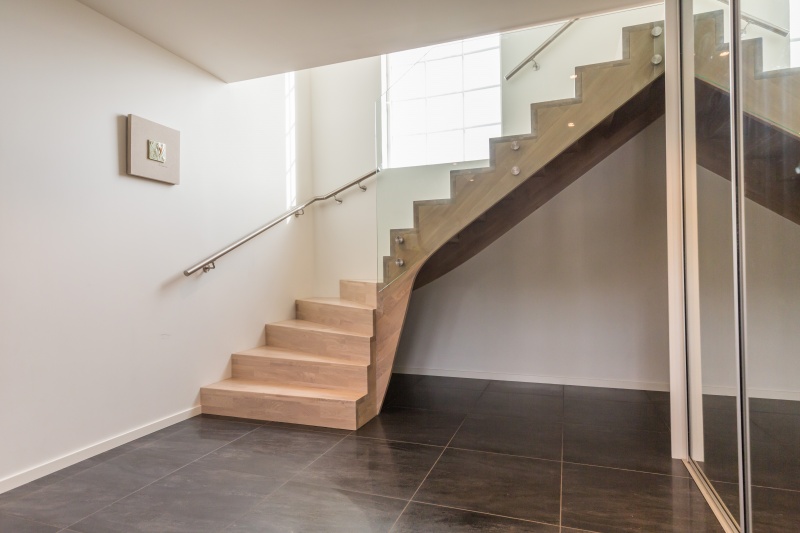 Mediniai ąžuoliniai laiptai: L forma, Balta 3408 Medžio stilius