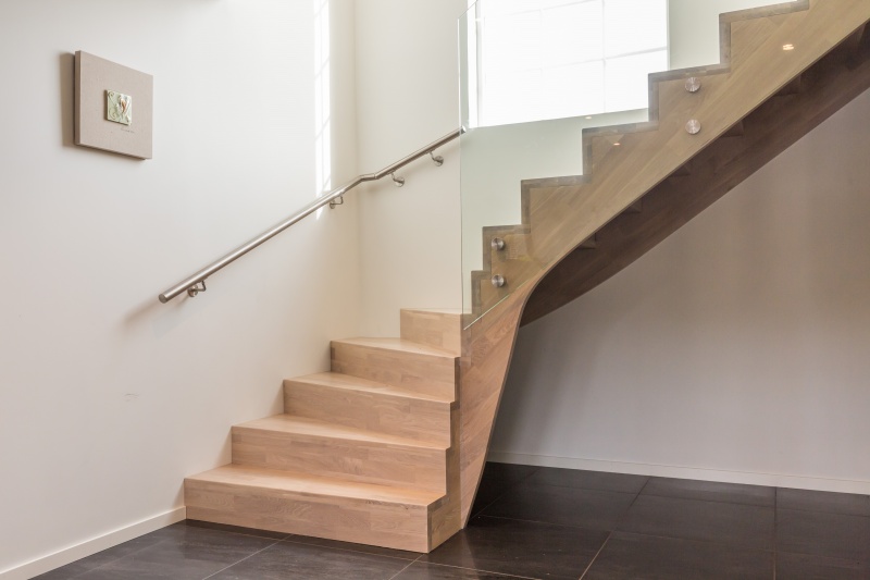 Mediniai ąžuoliniai laiptai: L forma, Balta 3408 Medžio stilius