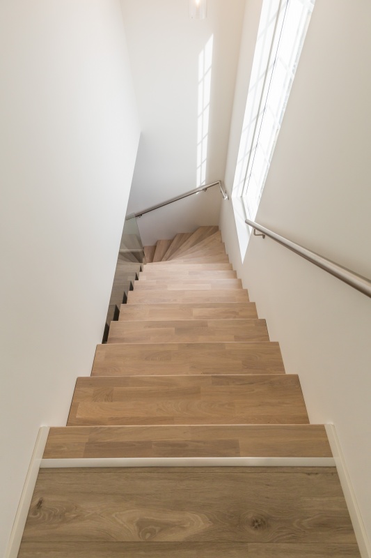 Mediniai ąžuoliniai laiptai: L forma, Balta 3408 Medžio stilius