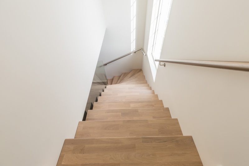 Mediniai ąžuoliniai laiptai: L forma, Balta 3408 Medžio stilius