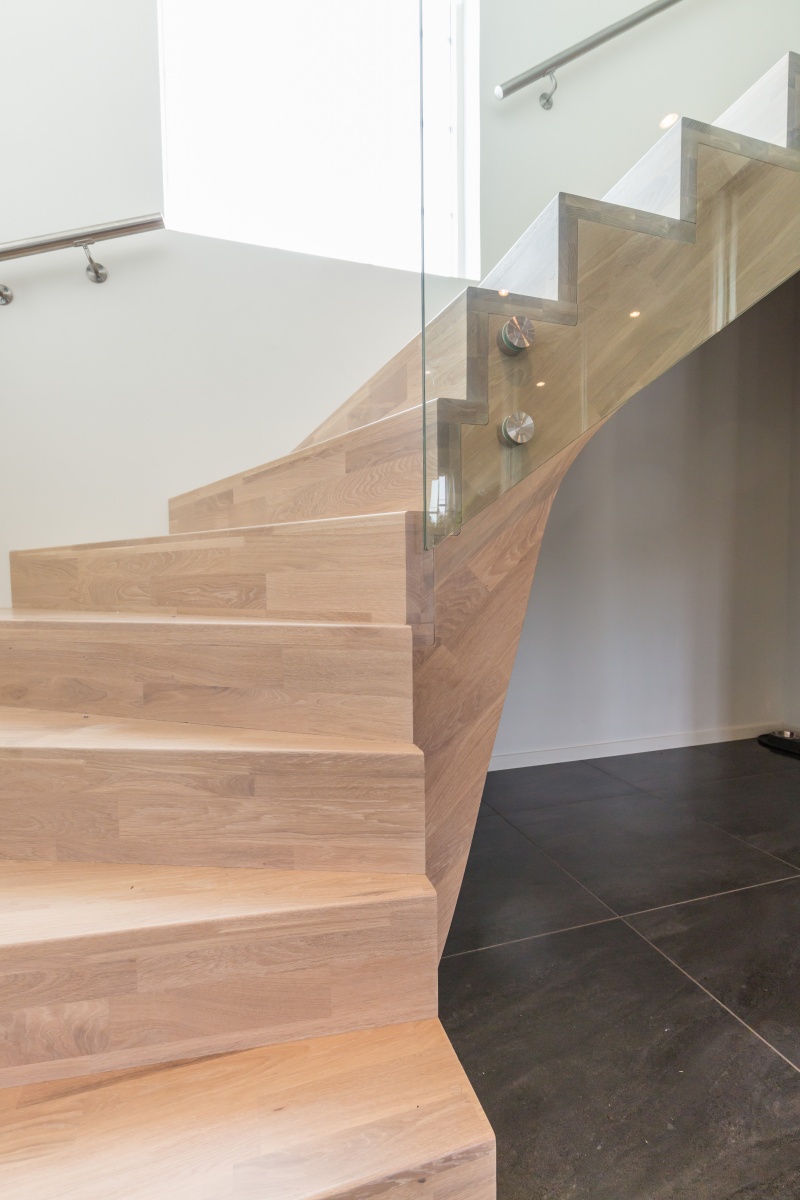 Mediniai ąžuoliniai laiptai: L forma, Balta 3408 Medžio stilius