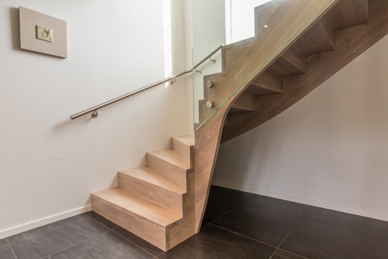 Mediniai ąžuoliniai laiptai: L forma, Balta 3408 Medžio stilius