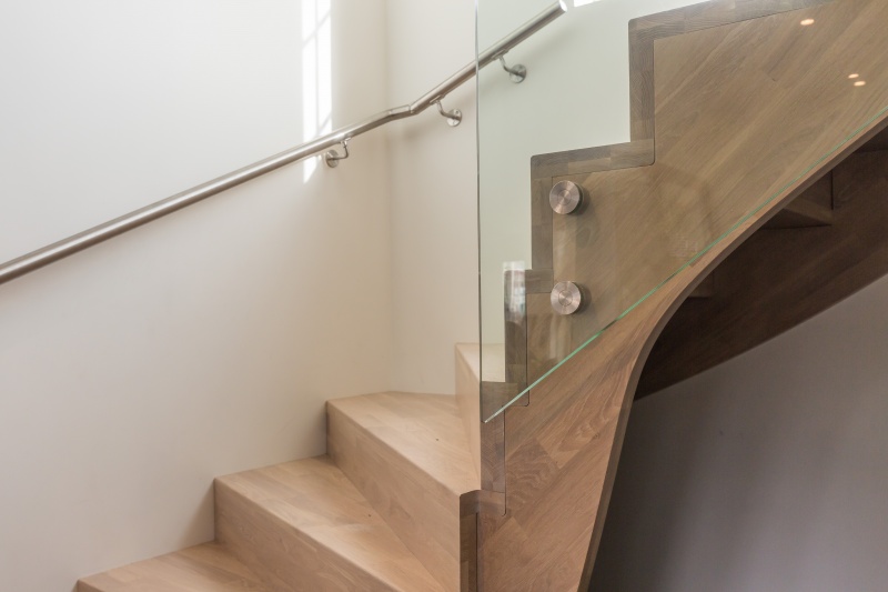 Mediniai ąžuoliniai laiptai: L forma, Balta 3408 Medžio stilius