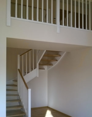 Mediniai laiptai: forma C, spalva Bespalvė alyva 3305 ir dažyta baltai RAL-9003.