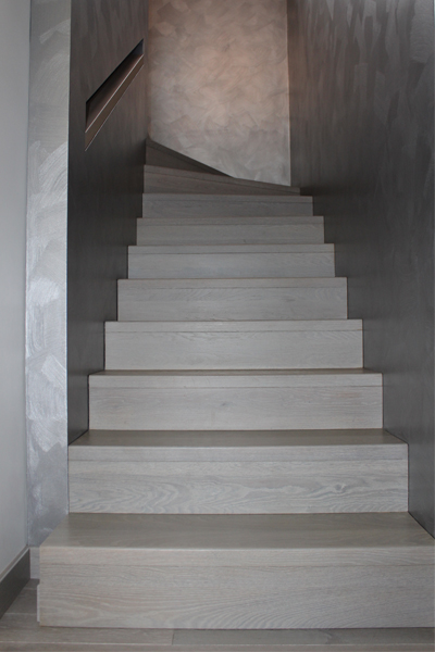 Mediniai laiptai iš ąžuolo: forma L, spalva Nordic N-3408.