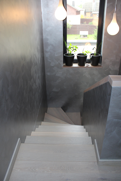 Mediniai laiptai iš ąžuolo: forma L, spalva Nordic N-3408.