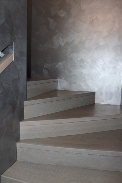 Mediniai laiptai iš ąžuolo: forma L, spalva Nordic N-3408.