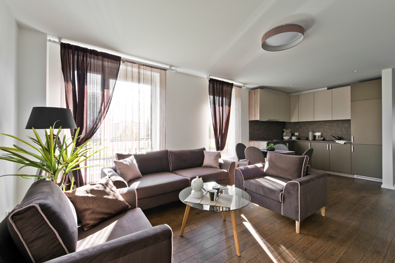 Medinės ąžuolinės grindys spalva Riešutas 3481 medžio stilius