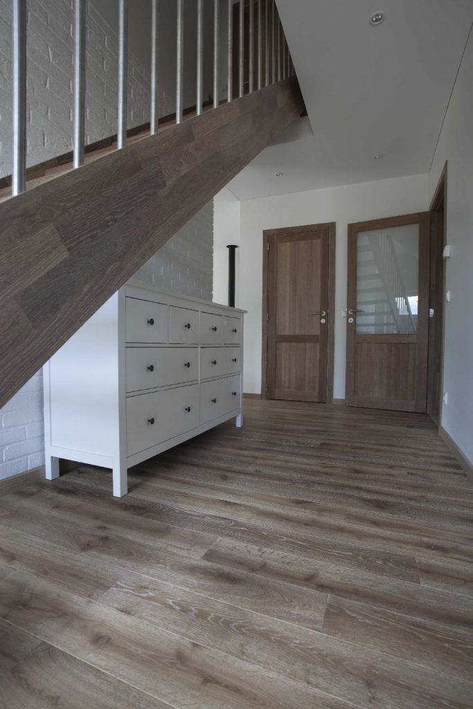 Medinės ąžuolinės durys: modelis D2F ir D1S, spalva Pilka 3417.