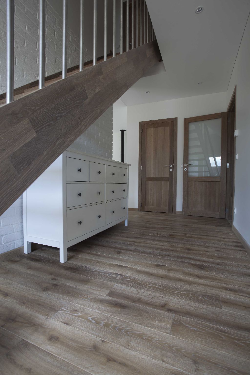 Medinės ąžuolinės durys: modelis D2F ir D1S, spalva Pilka 3417.