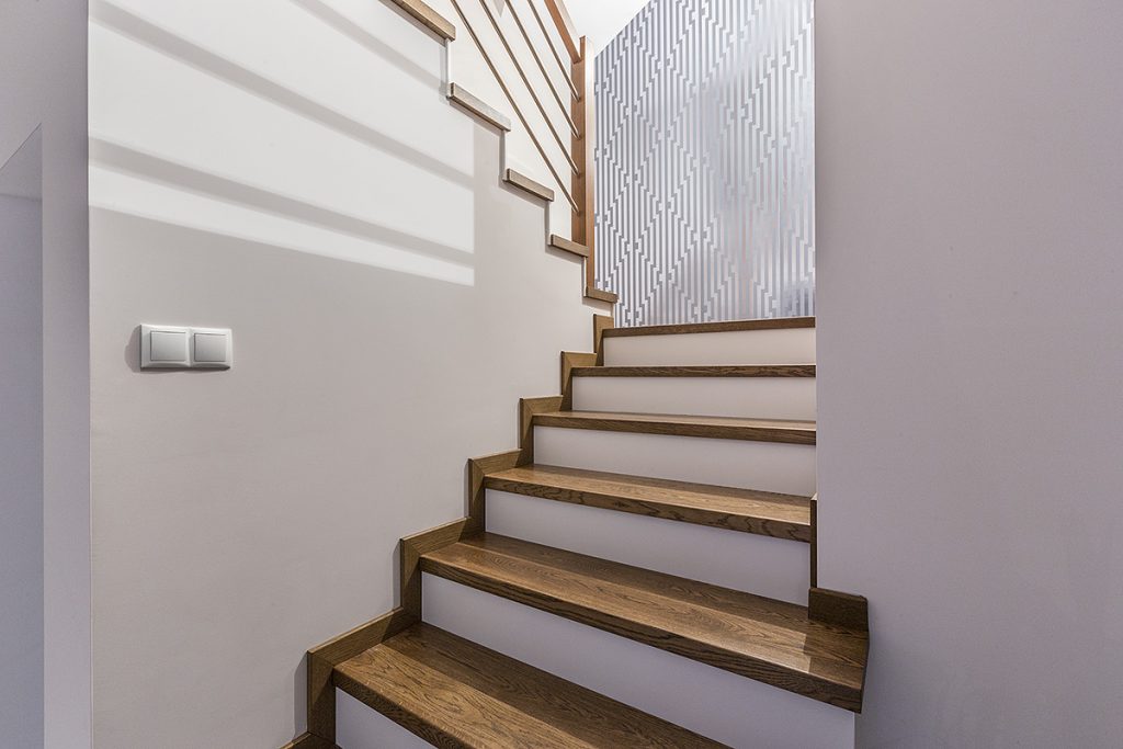 mediniai laiptai U forma Riešutas 3481 Medžio stilius