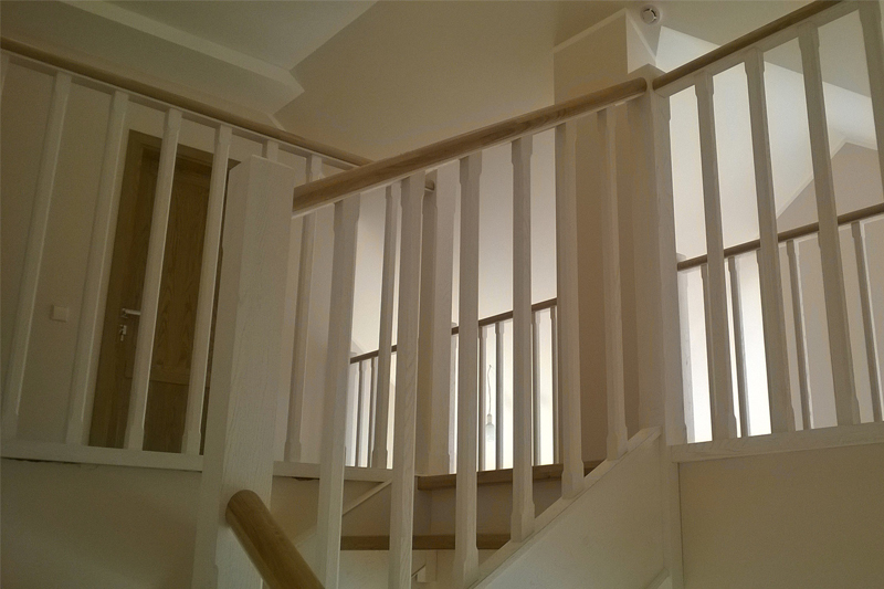 Mediniai laiptai: forma C, spalva Bespalvė alyva 3305 ir dažyta baltai RAL-9003.