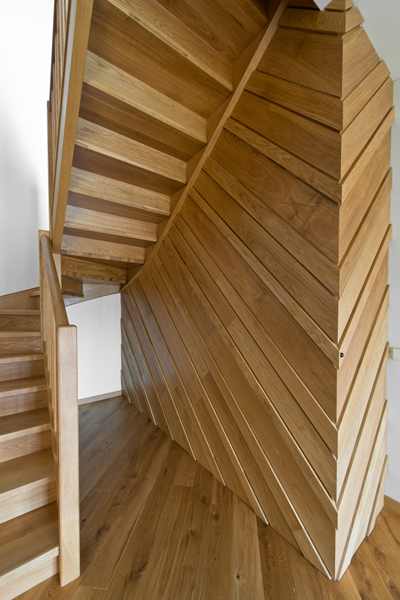 Mediniai ąžuoliniai laiptai, durys, deko siena: Bespalvė alyva 3305.