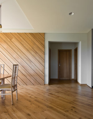 Mediniai ąžuoliniai laiptai, durys, deko siena: Bespalvė alyva 3305.