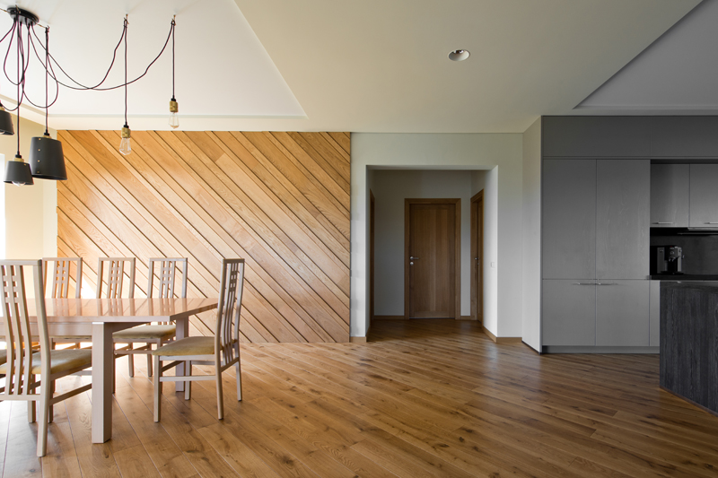 Mediniai ąžuoliniai laiptai, durys, deko siena: Bespalvė alyva 3305.