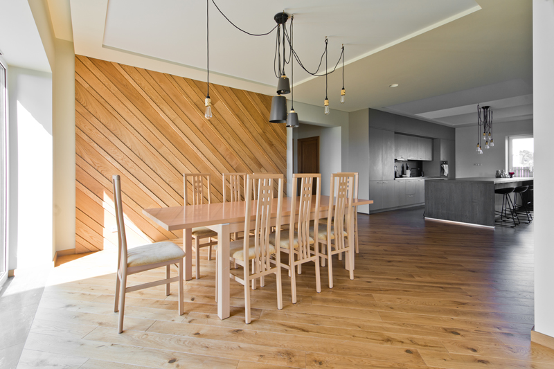 Mediniai ąžuoliniai laiptai, durys, deko siena: Bespalvė alyva 3305.