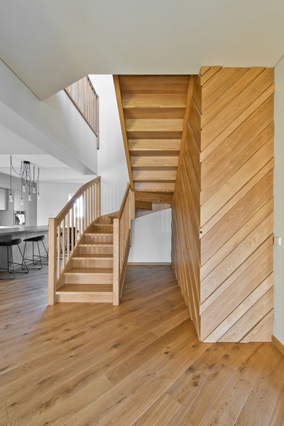 Mediniai ąžuoliniai laiptai, durys, deko siena: Bespalvė alyva 3305.