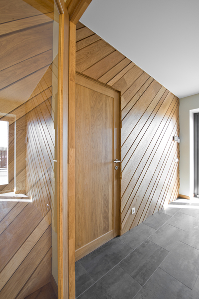 Mediniai ąžuoliniai laiptai, durys, deko siena: Bespalvė alyva 3305.