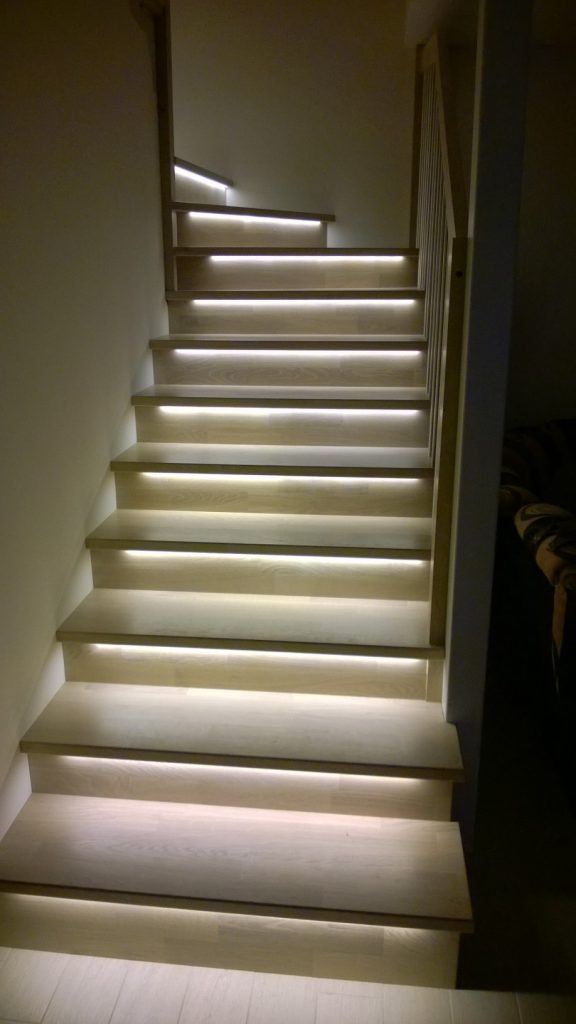 Mediniai ąžuoliniai laiptai U forma 3408 Balta Medžio stilius