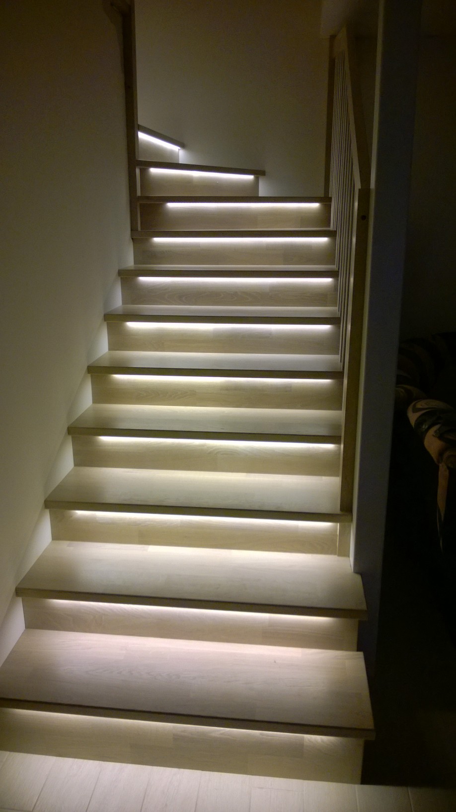 Mediniai ąžuoliniai laiptai U forma 3408 Balta Medžio stilius