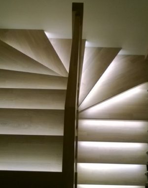 Mediniai ąžuoliniai laiptai U forma 3408 Balta Medžio stilius