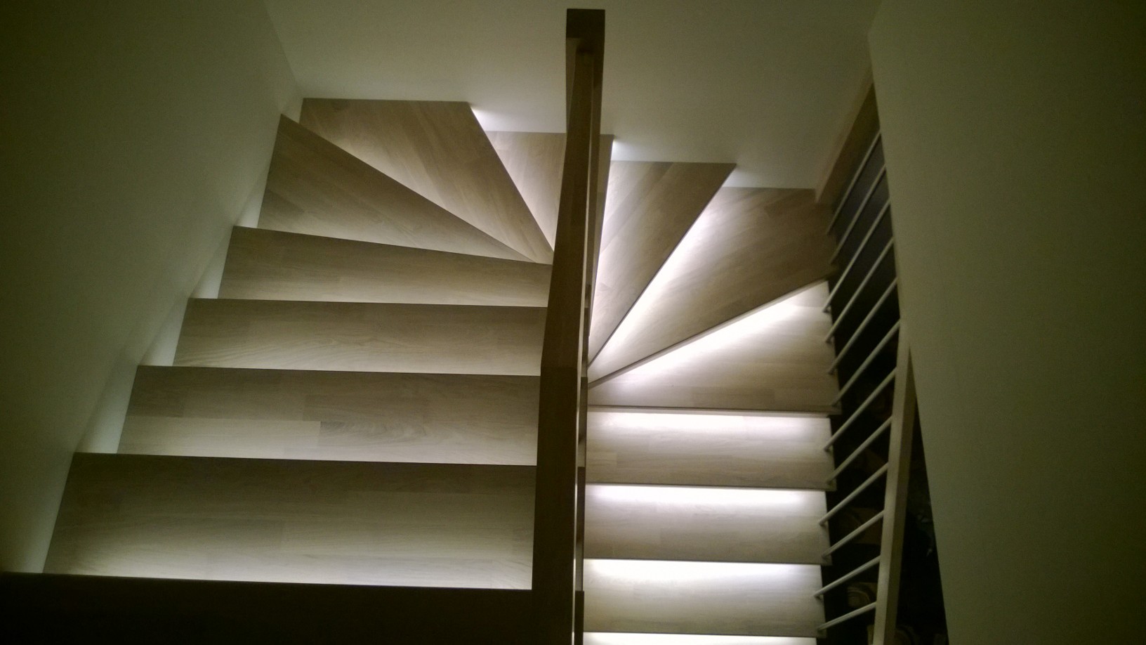 Mediniai ąžuoliniai laiptai U forma 3408 Balta Medžio stilius