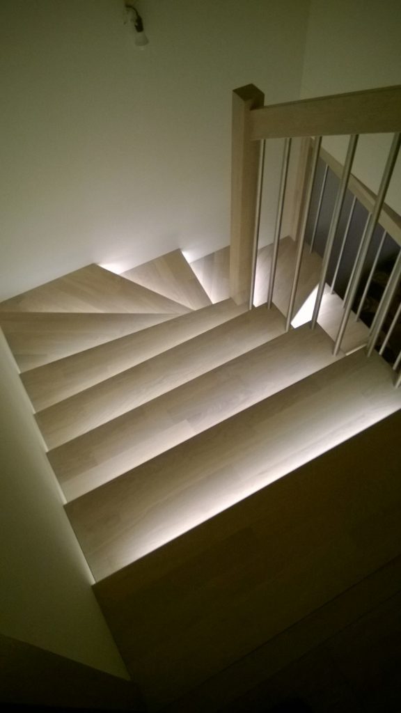 Mediniai ąžuoliniai laiptai U forma 3408 Balta Medžio stilius