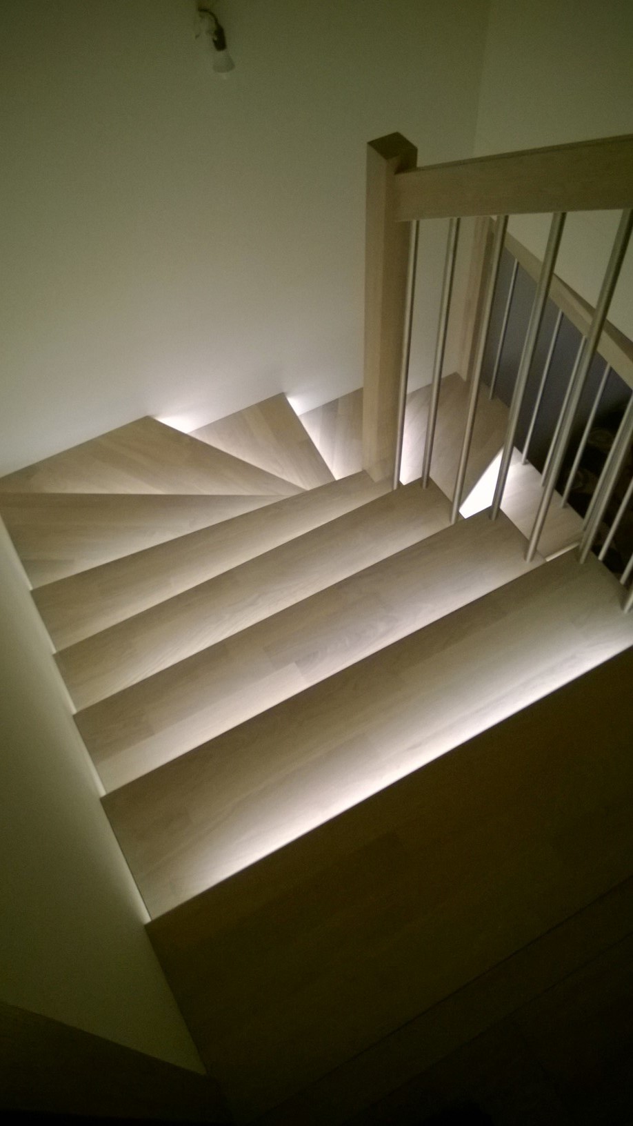 Mediniai ąžuoliniai laiptai U forma 3408 Balta Medžio stilius