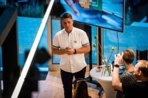 42203248_1894947740616318_2584139963528380416_n